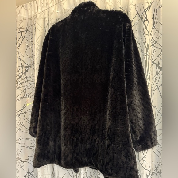 Elegant Black Faux Fur Coat - Picture 4 of 6
